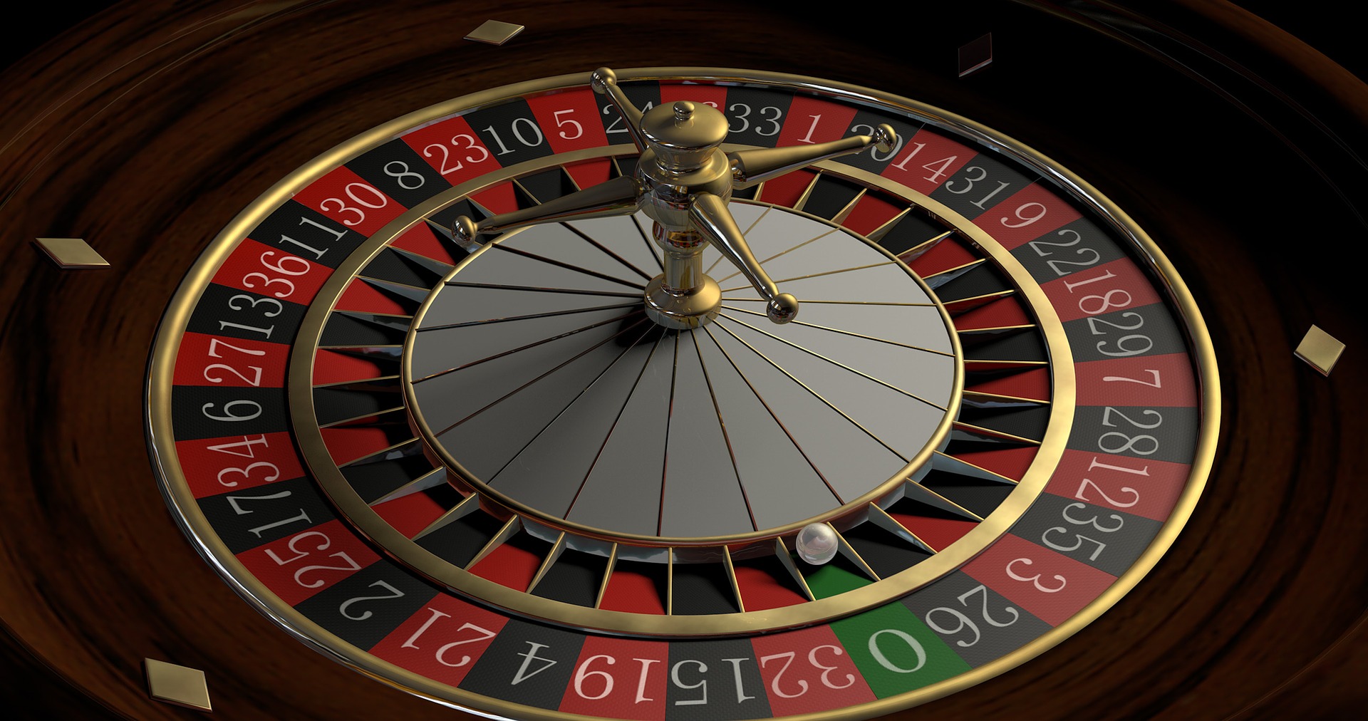 Gros plan d'une roue de roulette aux sections rouges, noires et vertes, ambiance feutrée